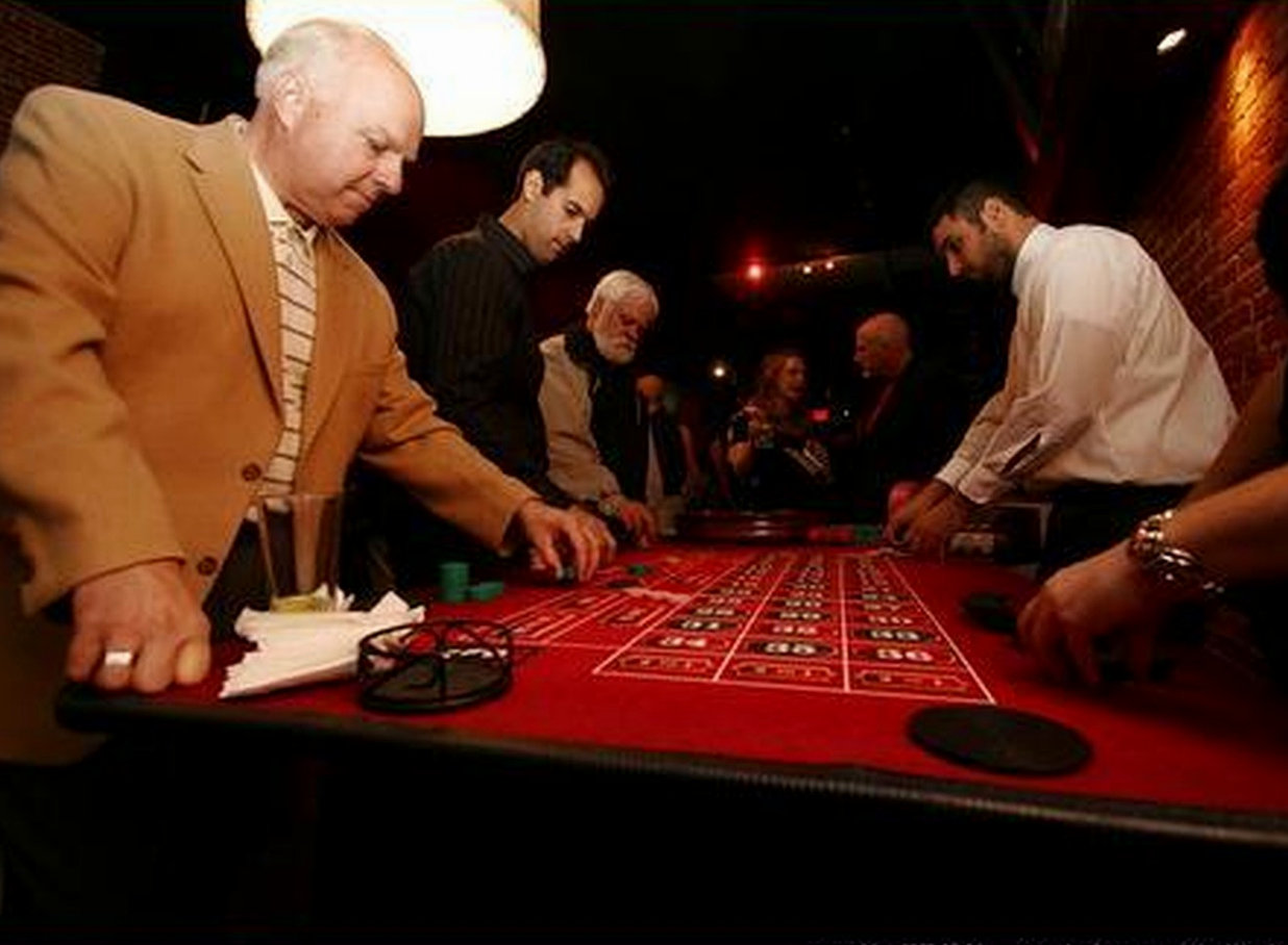 Roulettetafel met gasten en croupier